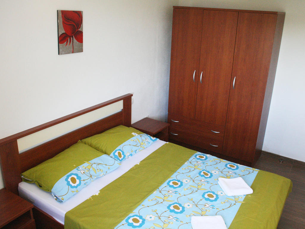 Apartments Kristina Milna  Room photo